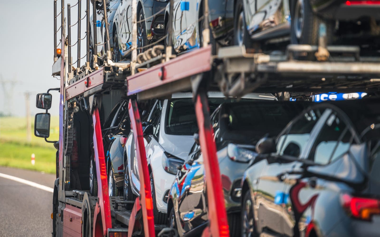Voiture chargée sur un camion porte-voitures