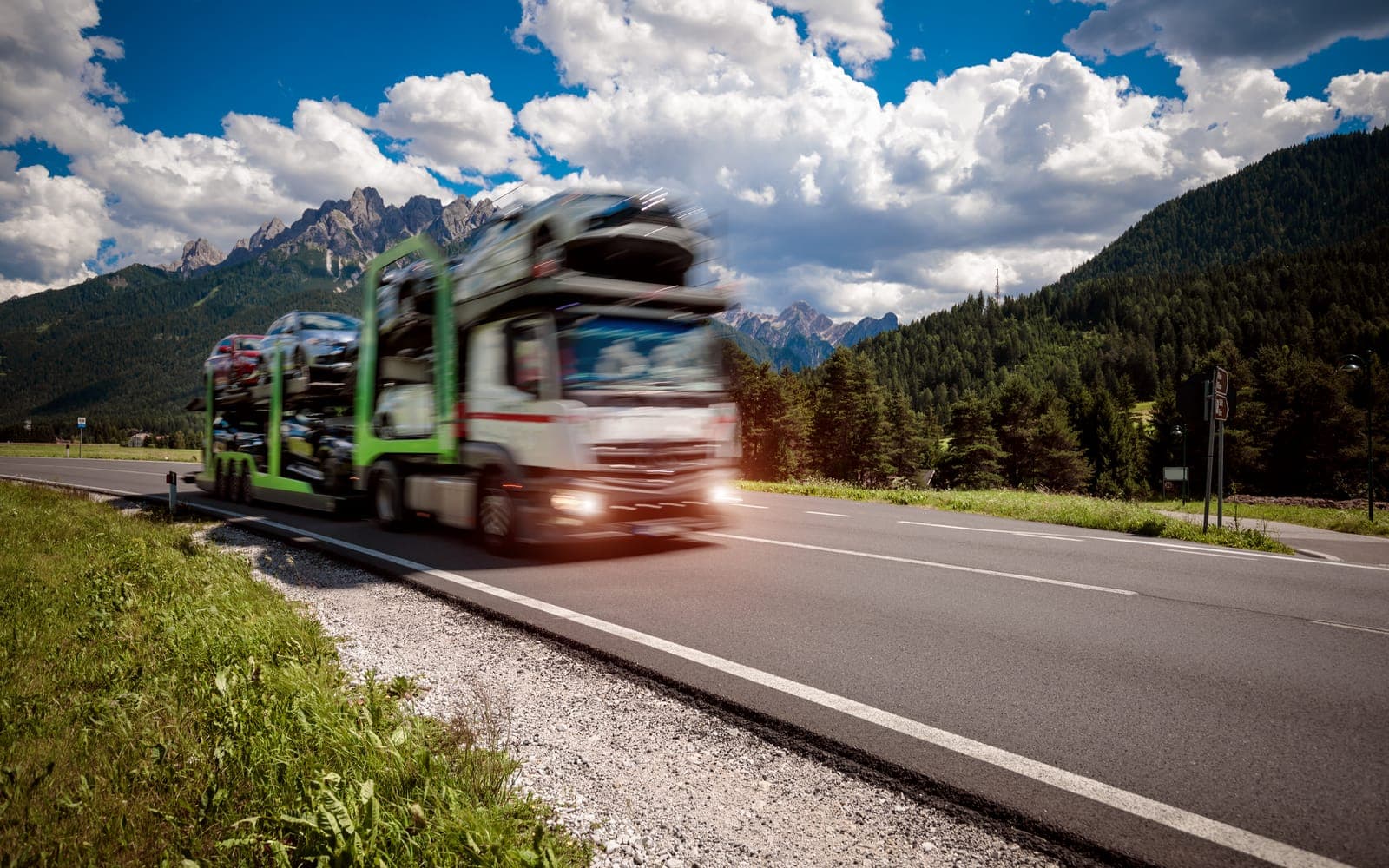 Porte-voitures chargé de véhicules sur autoroute